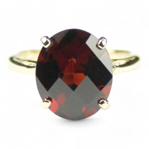 Anello in oro 18 carati con granato del Mozambico R055