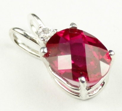 置物 Ruby Lab-Grown Vintage Style Ruby Pendant with Lab Diamond Halo