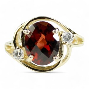 Anello in oro 18 carati con granato del Mozambico, R021