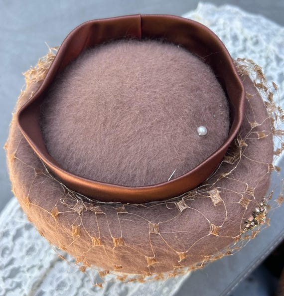 Camel colored netted hat with band - dark grey/ma… - image 4