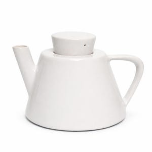 Könnte beinhalten: Ein Set aus drei Keramikbechern mit gesprenkelter, matter Oberfläche. Die Becher sind in den Farbtönen Creme, Hellgrau und Dunkelgrau gehalten. Jeder Becher hat ein schlichtes, minimalistisches Design, ideal für Kaffee oder Tee.
