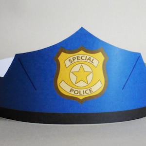 Può includere: Un cappello da poliziotto di carta blu con bordo nero e distintivo dorato con la scritta "SPECIAL POLICE" e una stella al centro. Un accessorio divertente per travestimenti o feste a tema.