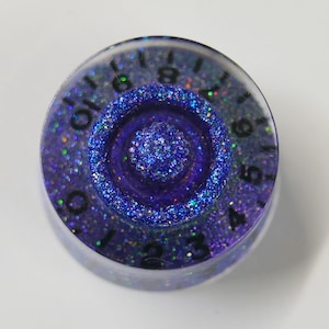 Pop-Knob guitar or bass speed knob in INDIGO SPARKLE with black numbers