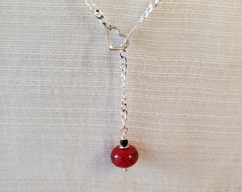 Rote Tropfen Halskette, Rote Lampwork Halskette, Rote und Silber Glasperlen Halskette, Minimalistisch Rote Tropfen Halskette, Einzigartige Tropfen Halskette