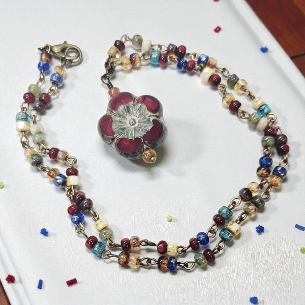 Collar con colgante de flor de hibisco rojo checo – Joyería artesanal con cuentas