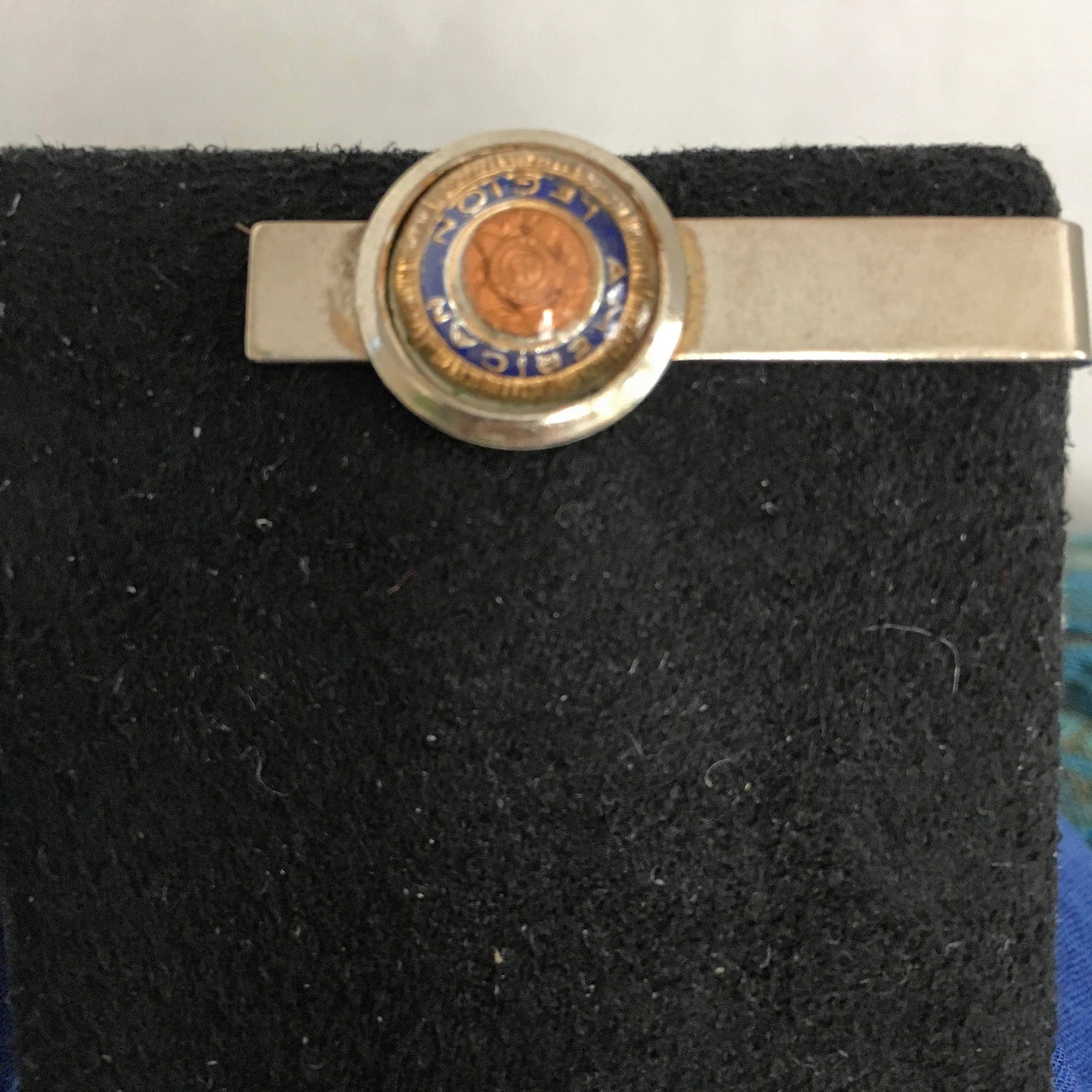 how to use a tie clasp