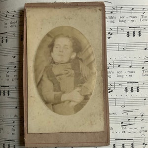 MATURE - Photo post-mortem émouvante d'une jeune fille victorienne - Carte de visite CDV post-mortem - Jeune enfant