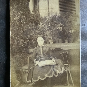 Photo victorienne ancienne d'une petite fille avec des béquilles - Sépia précoce - Intérêt médical - Curiosité - Curiosité - Carte de visite - CDV