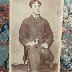 Photo victorienne ancienne d'un homme unijambiste - Médical - Amputation - Carte de visite - CDV