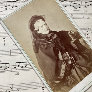 Antieke Victoriaanse foto van een weduwe in volle rouw - J Brown - Rhyl - Gotisch decor - Oddity - Curiosity - Dood - Carte de Visite - CDV