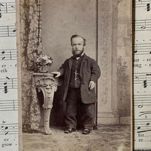 Antieke Victoriaanse Carte De Visite CDV-foto van een klein persoon - goed geklede heer met dwerggroei - eigenaardigheid - nieuwsgierigheid