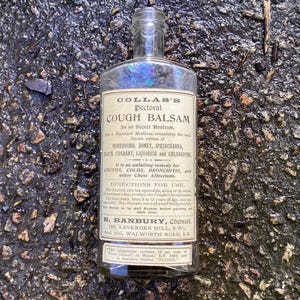 Antik glasflaska med medicin - Collas pectoralis hostabalsametikett - Dekorativ flaska - Set med förband