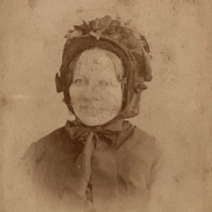 Antieke Victoriaanse Carte De Visite CDV-foto - spookachtig uitziende vrouw met een rouwmuts op - eigenaardigheid - nieuwsgierigheid - ongebruikelijk