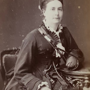 Rare Antique Victorian Photo of a Wealthy Lady with a Recently Amputated Hand - Medical Interest - Oddity - Curiosity CDV