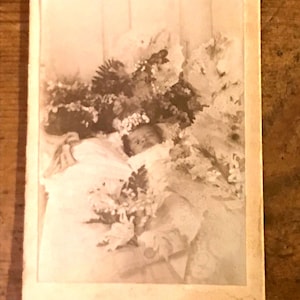 MATURE - Antyczna wiktoriańska Post Mortem / Postmortem Carte de Visite Zdjęcie zmarłego niemowlęcia - Dekoracja gotycka - Osobliwość - Gabinet osobliwości