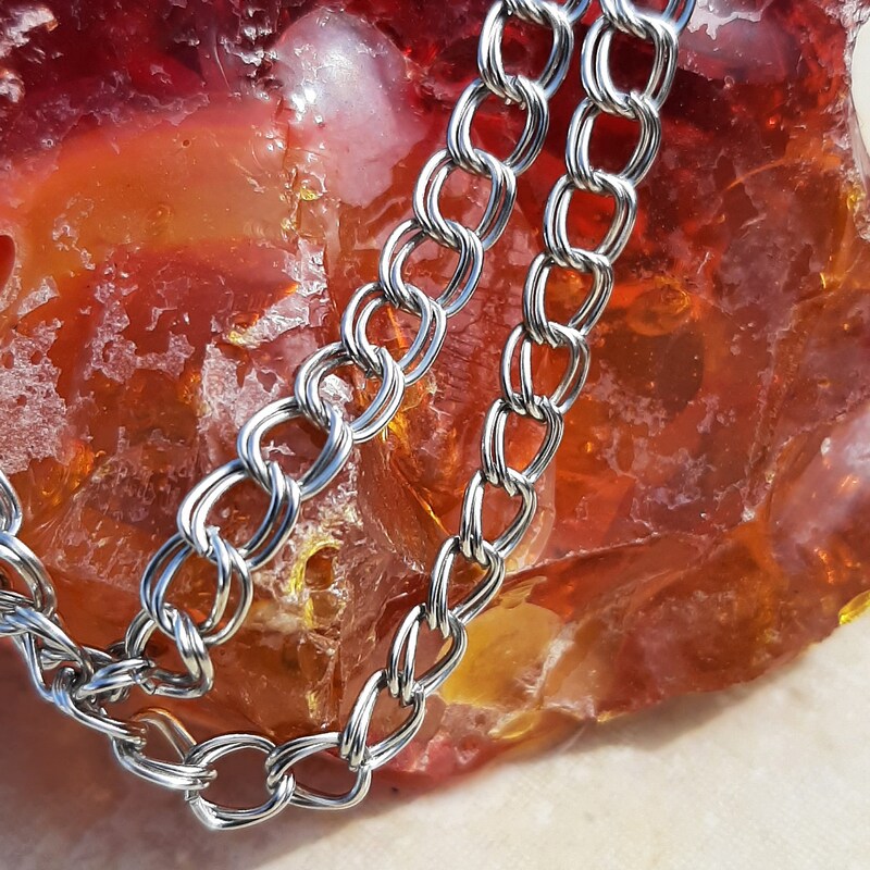 how to wear a chain with a tie