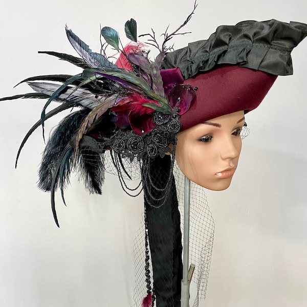 Tricorn gotische hoed met veren / verenhoed / dameshoed met sluier / zwart en rood