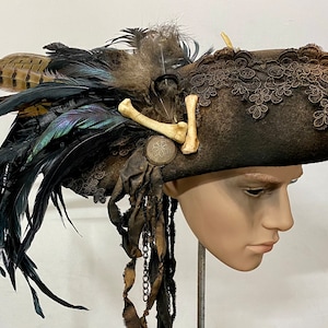Captain&#39;s Hat / Tricorn/ Captain / feathered Hat / black