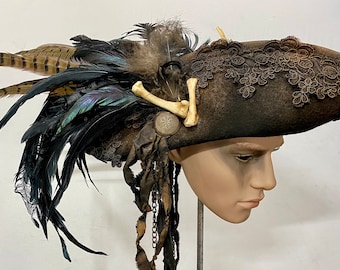 Captain&#39;s Hat / Tricorn/ Captain / feathered Hat / black