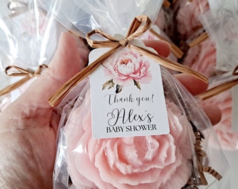 Puede incluir: Favores de jabón floral rosa envueltos en bolsas de celofán transparentes con hilo marrón y una etiqueta que dice "¡Gracias! Baby Shower de Alex".