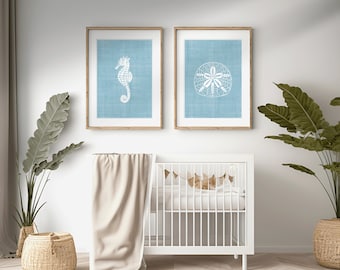 Coastal Nursery アートプリントセット、タツノオトシゴとサンドダラー、ブルー（デジタルダウンロード）