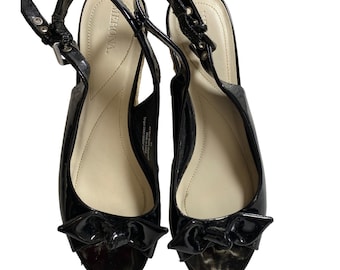 Sandalias de cuña de alpargata adornadas con lazo de charol negro talla 9,5