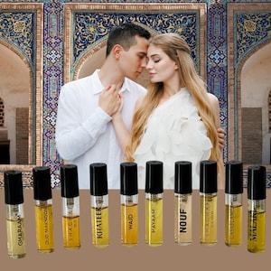 Puede incluir: Una colección de frascos de perfume con tapas negras y etiquetas con varios nombres. Los frascos están llenos de líquido de color ámbar. El fondo presenta una pareja y un diseño arquitectónico ornamentado.