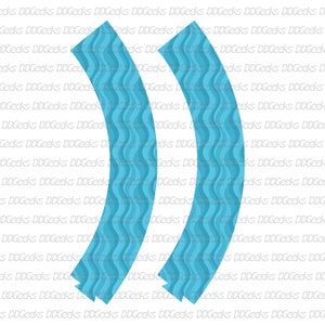 Puede incluir: Dos envoltorios para cupcakes azules con un patrón ondulado. Los envoltorios tienen forma de semicírculo y están listos para usarse para hornear.