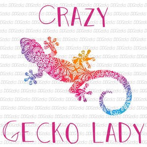 Może przedstawiać: Kolorowy gekon z wzorem mandali, z napisem "CRAZY GECKO LADY" w różowych literach.