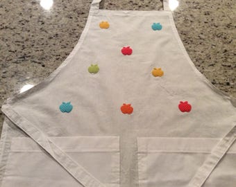 White apron with two pockets, texture apple sew on.