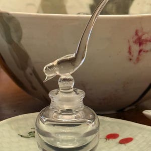 Frasco de perfume de cristal Irice com tampa de estatueta de pássaro