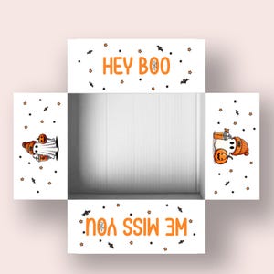 Può includere: Una scatola di cartone bianca con testo arancione che dice "HEY BOO" e "WE MISS YOU". La scatola è decorata con fantasmi dei cartoni animati, pipistrelli e stelle. I fantasmi indossano cappelli e tengono lanterne. La scatola è aperta.