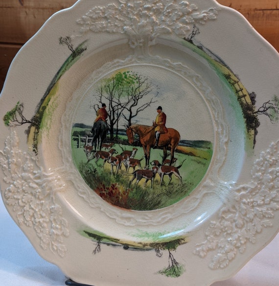 Vintage Décor Plate Fox Hunters and Hounds with Raised Relief Royal Doulton – 1930s