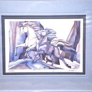 Puede incluir: Una pintura de acuarela de dos caballos corriendo a través de un paisaje. Los caballos son estilizados y tienen crines y colas flotantes. El fondo es de un azul y un morado apagados con toques de marrón. El título "Wildfire" está escrito en la esquina inferior izquierda.