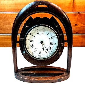 Pendule de cheminée vintage fer à cheval avec base d&#39;étriers anglaise en bois – années 40