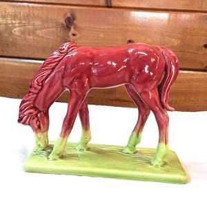 Figurine vintage poulain broutant poterie Cemar bicolore années 50