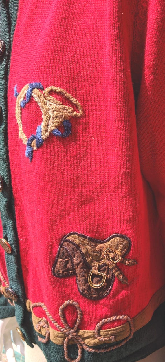 赤いニットカーディガン 馬の刺繍付き ヴィンテージカーディガン ニット 赤/緑 乗馬刺繍ディテール - 1980