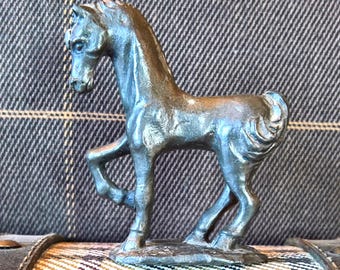 Figura vintage de caballo de peltre pequeño con símbolo "&", años 60
