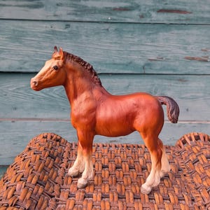 Potro Clydesdale Breyer vintage, firmado por Peter Stone, 1989