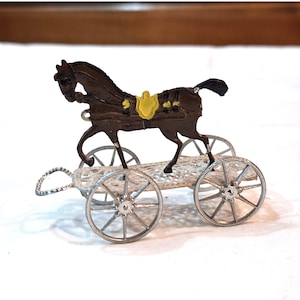 Vintage Kutsche Pferdefigur Miniatur auf Metallwagen mit Rädern - 1940er Jahre