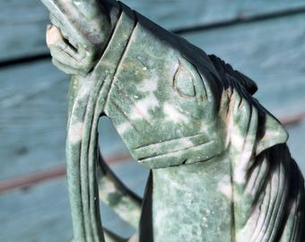 中国彫刻の緑色の石の馬の彫刻像 - Etsy 日本