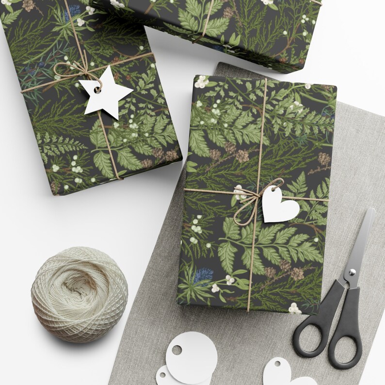 Rollo de papel de regalo con temática de bosque, estilo cottagecore, con vegetación navideña, rústico, botánico, invernal, bosque, papel de regalo, papel de regalo de estilo rústico, estilo granja y pino. imagen 2