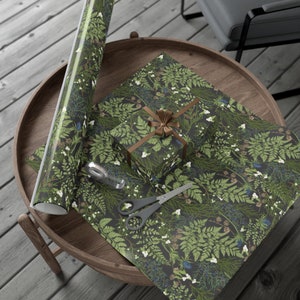 Rollo de papel de regalo con temática de bosque, estilo cottagecore, con vegetación navideña, rústico, botánico, invernal, bosque, papel de regalo, papel de regalo de estilo rústico, estilo granja y pino. imagen 5
