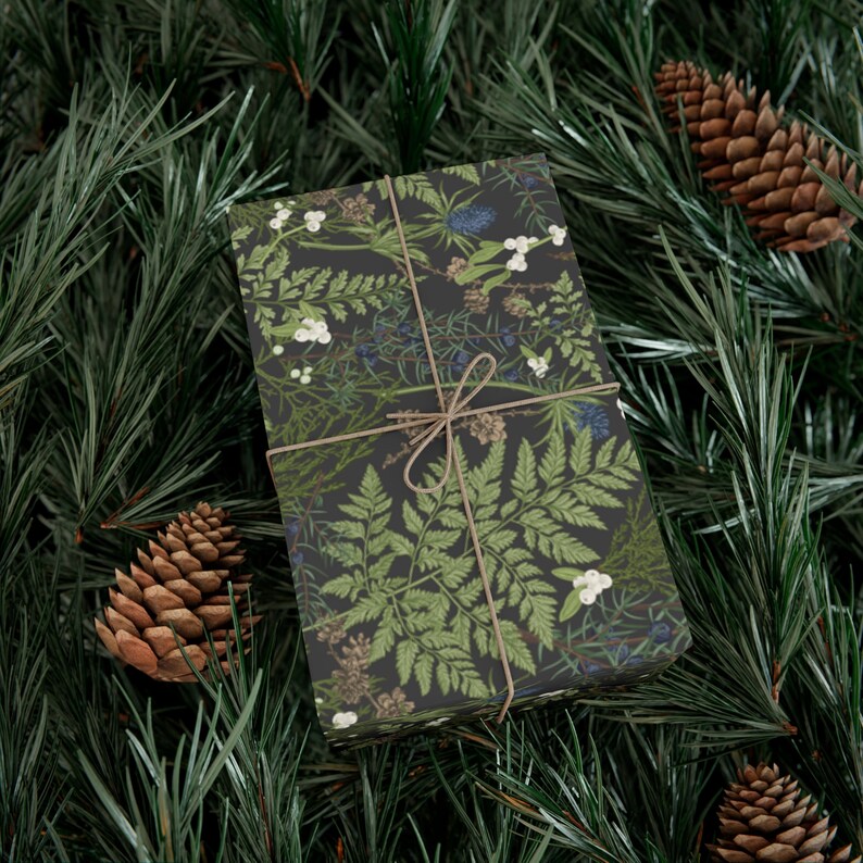 Rollo de papel de regalo con temática de bosque, estilo cottagecore, con vegetación navideña, rústico, botánico, invernal, bosque, papel de regalo, papel de regalo de estilo rústico, estilo granja y pino. imagen 3