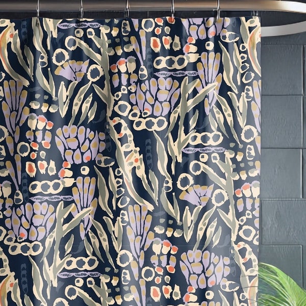 Cortina de ducha pintada con motivos florales abstractos, morados y botánicos, en tonos retro, azul marino oscuro, coral y verde salvia, decoración única para el baño.