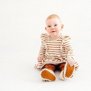 Zapatos de bebé // Zapatillas de bebé // Botines de ganchillo // Botas inferiores de cuero // Bebé recién nacido niño pequeño NEUTRAL con corbatas de cordones CARAMEL imagen 5