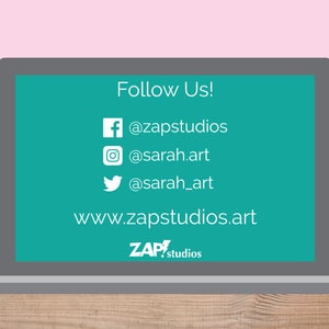 Pu&ograve; includere: Uno schermo di laptop che mostra le maniglie dei social media e un indirizzo del sito web. Il testo dice "Seguici!"  @zapstudios @sarah.art @sarah_art www.zapstudios.art ZAP! studios