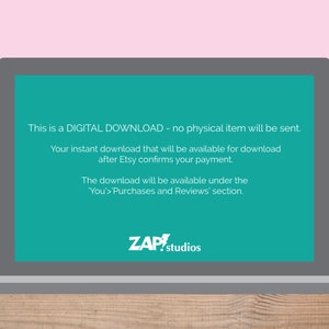Pu&ograve; includere: Lo schermo di un laptop mostra un messaggio su un download digitale. Il messaggio afferma che nessun articolo fisico verr&agrave; inviato e che il download sar&agrave; disponibile dopo che Etsy avr&agrave; confermato il pagamento. Il download sar&agrave; disponibile nella sezione "Tu>Acquisti e recensioni". Lo schermo mostra anche il logo ZAP!studios.