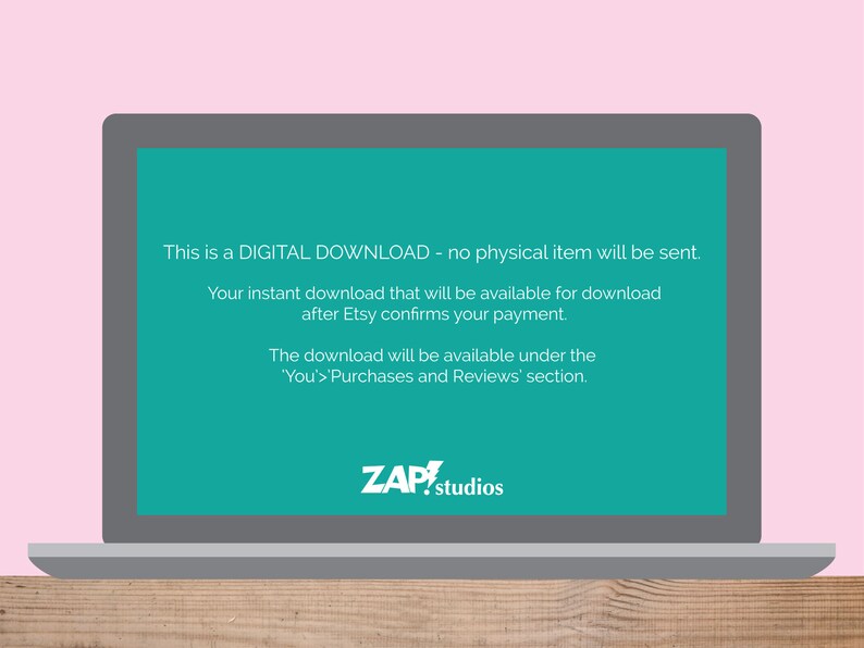 Pu&ograve; includere: Lo schermo di un laptop mostra un messaggio su un download digitale. Il messaggio afferma che nessun articolo fisico verr&agrave; inviato e che il download sar&agrave; disponibile dopo che Etsy avr&agrave; confermato il pagamento. Il download sar&agrave; disponibile nella sezione "Tu>Acquisti e recensioni". Lo schermo mostra anche il logo ZAP!studios.