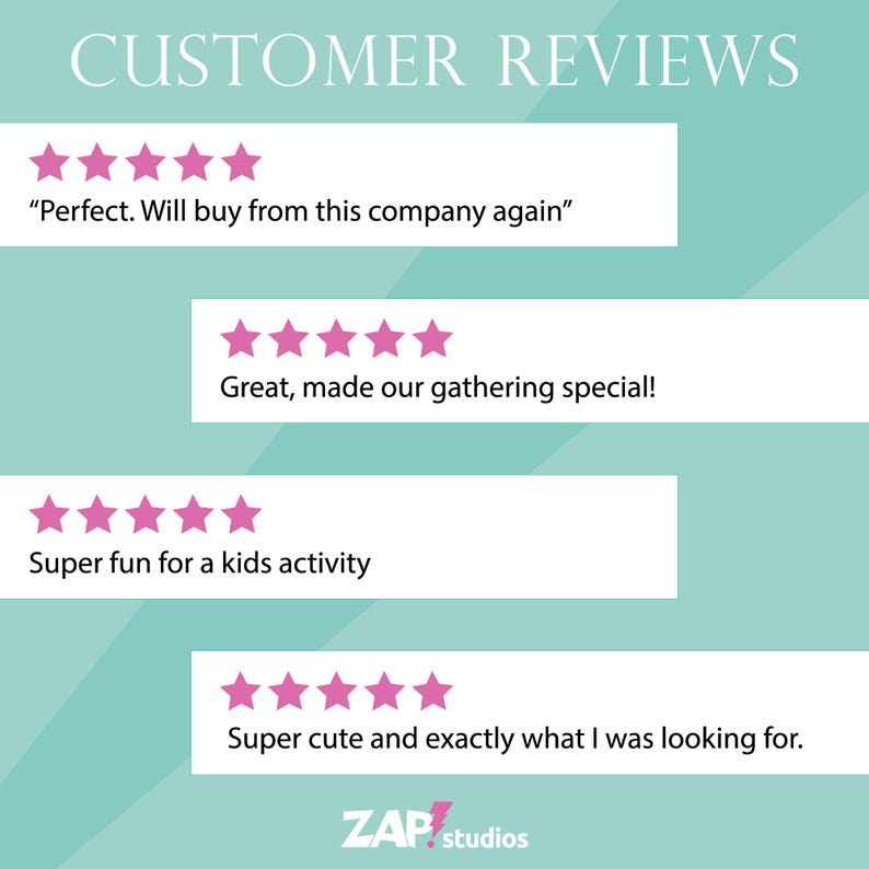 Pu&ograve; includere: Uno sfondo turchese con rettangoli bianchi che mostrano le recensioni dei clienti. Ogni recensione include una valutazione a cinque stelle e un commento positivo. Il testo "CUSTOMER REVIEWS" &egrave; in alto e il logo di ZAP studios in basso.